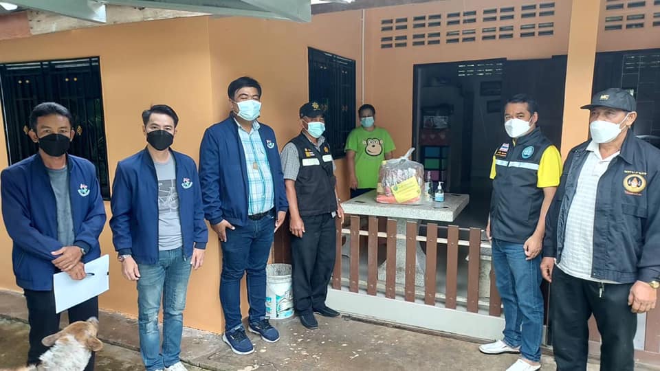  ออกเยี่ยมให้กำลังใจและมอบถุงยังชีพให้แก่ผู้ที่กักตัว ตามคำสั่งสาธารณสุขจังหวัดชุมพร ในพื้นที่ ต.บางหมาก