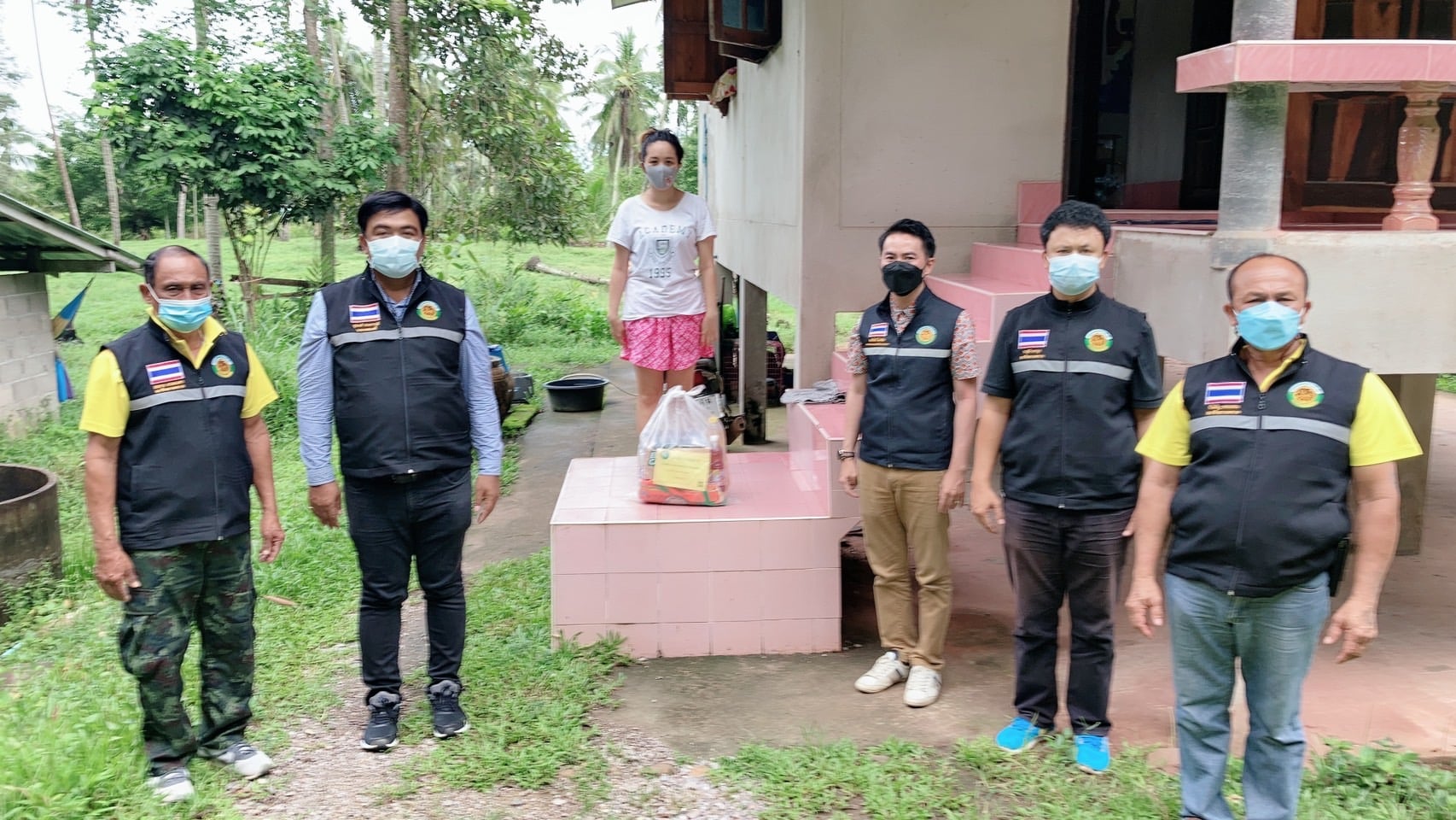 ออกเยี่ยมให้กำลังใจและมอบถุงยังชีพให้แก่ผู้ที่กักตัว ตามคำสั่งสาธารณสุขจังหวัดชุมพร ในพื้นที่ ต.บางหมาก