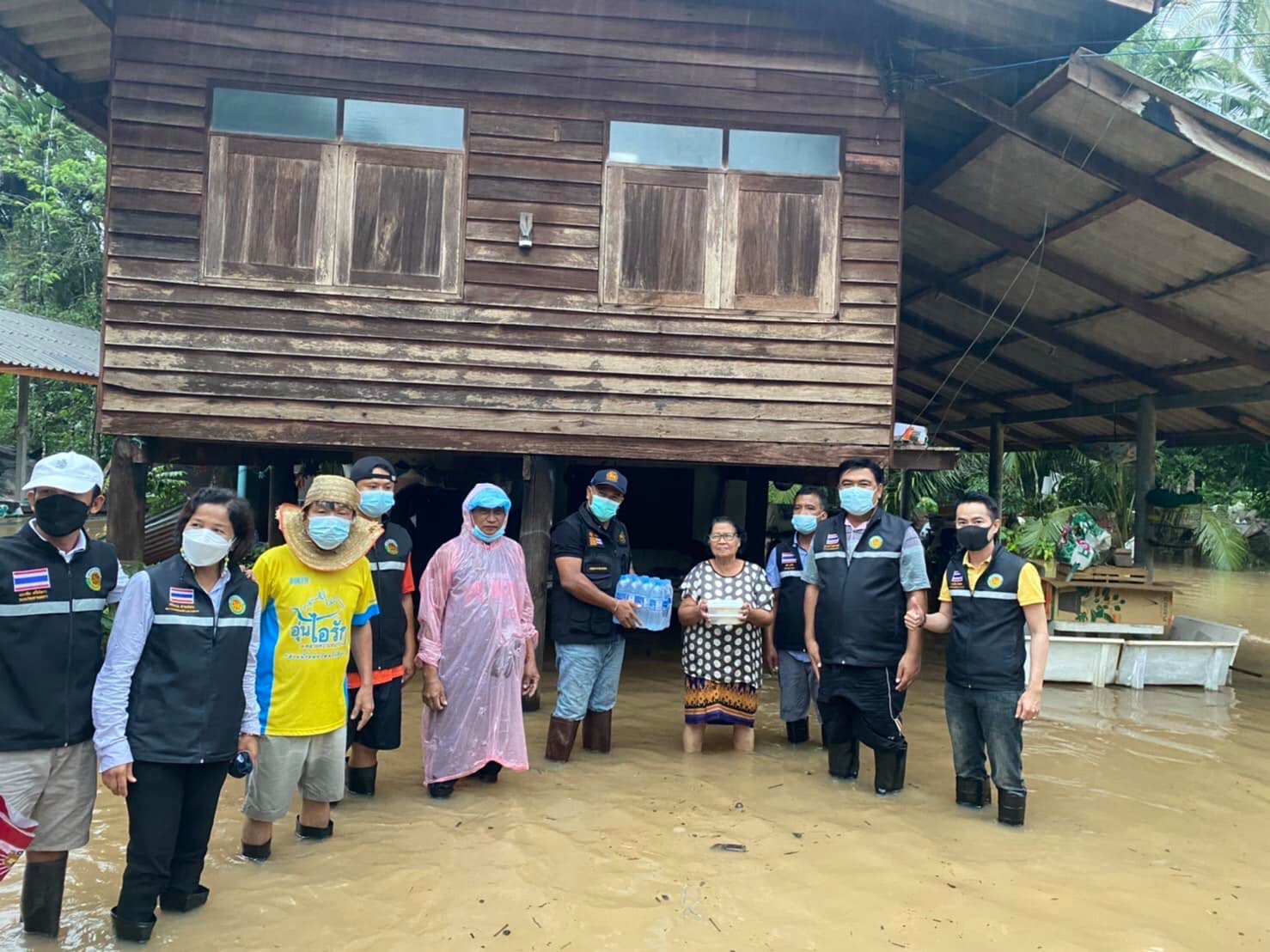 นายสุรพงศ์ ประสารวุฒิ นายกเทศมนตรีตำบลบางหมาก พร้อมทีมบริหาร สมาชิกสภาเทศบาลตำบลบางหมาก กำนัน ผู้ใหญ่บ้าน ในพื้นที่ ร่วมลงพื้นที่แจกข้าวกล่องและน้ำดื่มให้แก่ผู้ประสบภัยน้ำท่วม ในพื้นที่ตำบลบางหมาก