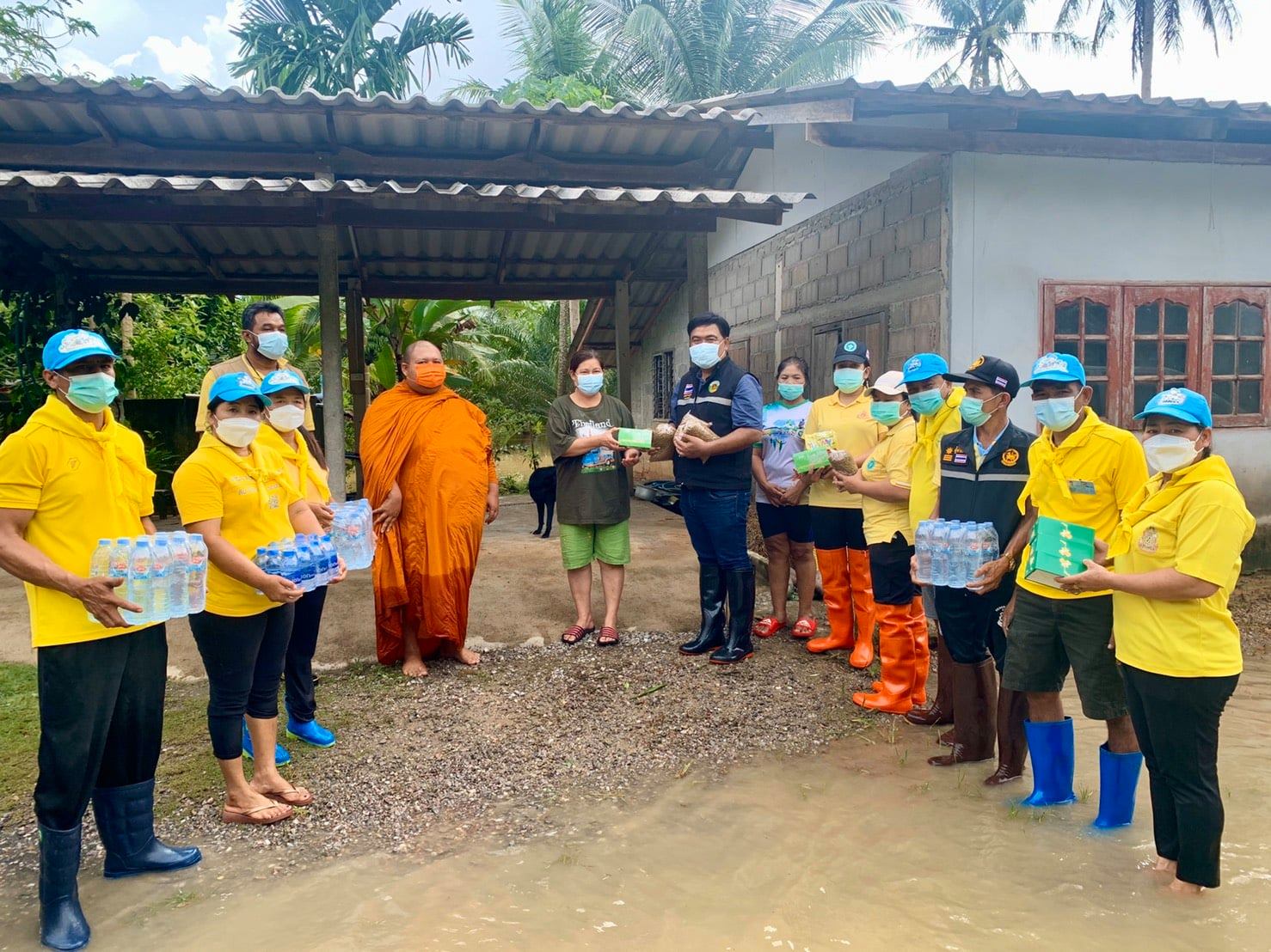 นายสุรพงศ์ ประสารวุฒิ นายกเทศมนตรีตำบลบางหมาก ทีมบริหาร สมาชิกสภาเทศบาลตำบลบางหมากร่วมกับพระครูปลัดธัญภูวริษฐ์ โชติปัญโญ เจ้าอาวาสวัดคูขุด ผอ.รพ.สต.บางหมาก กำนัน ผู้ใหญ่บ้าน จิตอาสา ลงพื้นที่แจกน้ำดื่ม และยาป้องกันโรคน้ำกัดเท้า ให้แก่พี่น้องประชาชนที่ประสบปัญหาน้ำท่วมในพื้นที่ตำบลบางหมาก