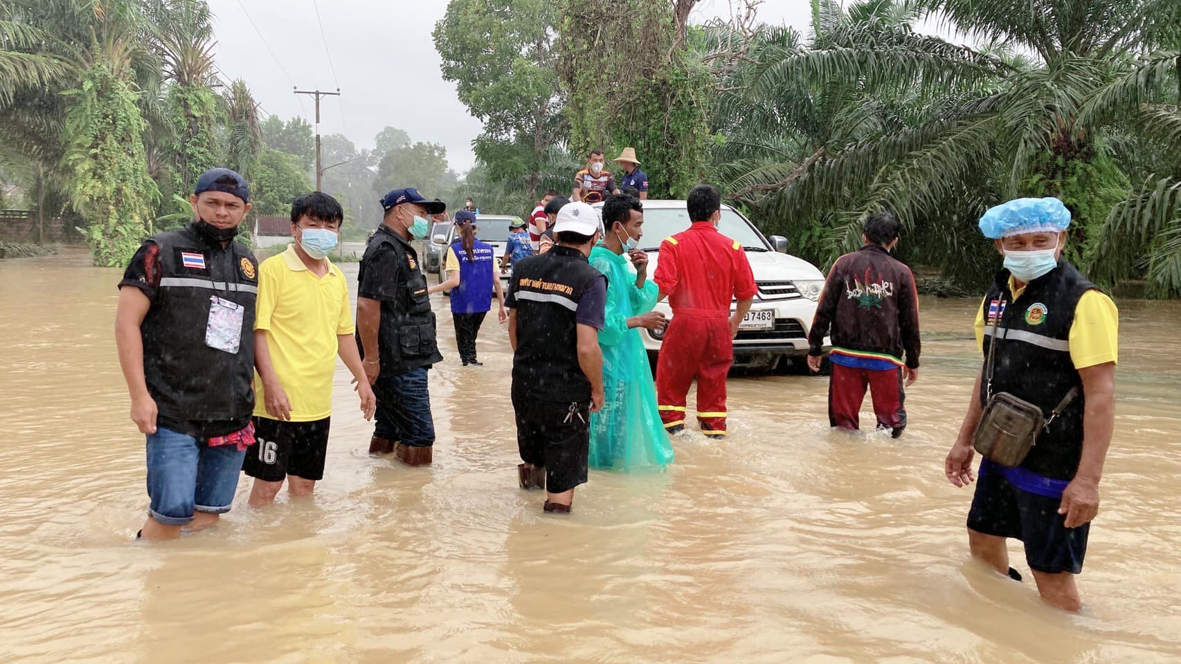 นายสุรพงศ์ ประสารวุฒิ นายกเทศมนตรีตำบลบางหมาก พร้อมทีมบริหาร สมาชิกสภาเทศบาล ปลัดอำเภอเมือง กำนัน ผู้ใหญ่บ้าน เจ้าหน้าที่ป้องกันและบรรเทาสาธารณภัยบางหมาก