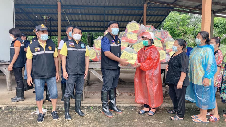 นายสุรพงศ์ ประสารวุฒิ นายกเทศมนตรีตำบลบางหมาก พร้อมทีมบริหาร สมาชิกสภาเทศบาลร่วมกับ นายอภิชัย(สจ.ต้อม)อินทนาคม กำนัน ผู้ใหญ่บ้าน ผู้ช่วยผู้ใหญ่บ้าน ลงพื้นที่เพื่อมอบถุงยังชีพ ให้แก่ผู้ประสบอุทกภัย ในพื้นที่ตำบลบางหมาก