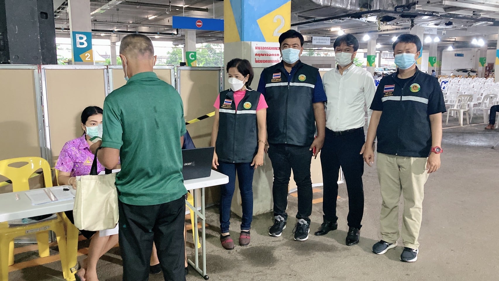 นายสุรพงศ์ ประสารวุฒิ นายกเทศมนตรีตำบลบางหมาก พร้อมทีมบริหาร สมาชิกสภาเทศบาล และเจ้าหน้าที่เทศบาลตำบลบางหมาก ร่วมให้บริการและอำนวยความสะดวกให้แก่ประชาชน ตำบลบางหมาก ที่ลงทะเบียนรับวัคซีนชิโนฟาร์มและไม่ได้มาฉีดตามกำหนดที่เทศบาลตำบลบางหมาก โดยโรงพยาบาลชุมพรเขตต์อุดมศักดิ์ให้มารับบริการฉีดเพิ่มเติม ณ ห้างบิ๊กซี ชุมพร ในวันนี้